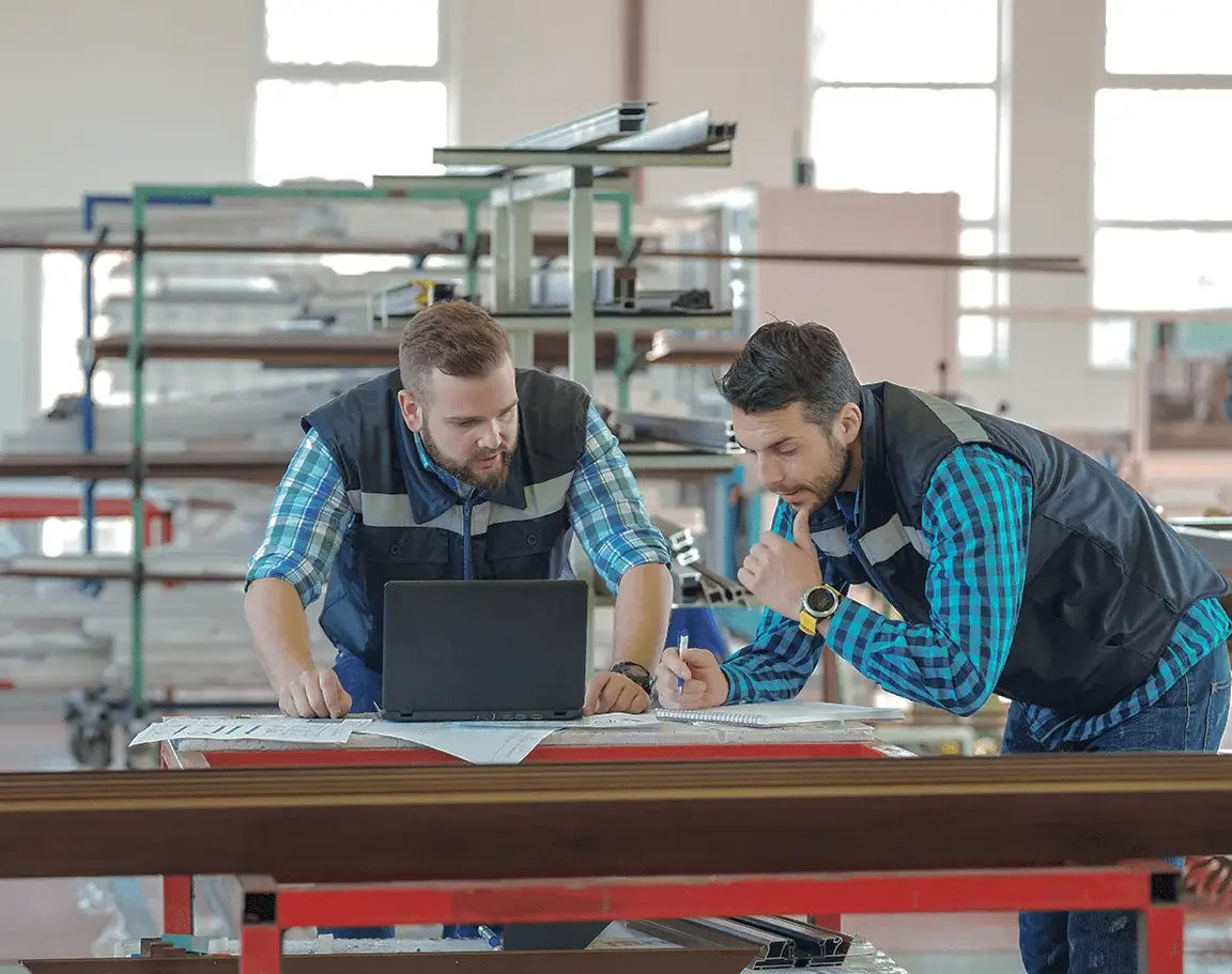 Travailleurs dans un atelier sur la conception et installation d'accessoires de portes intérieures.