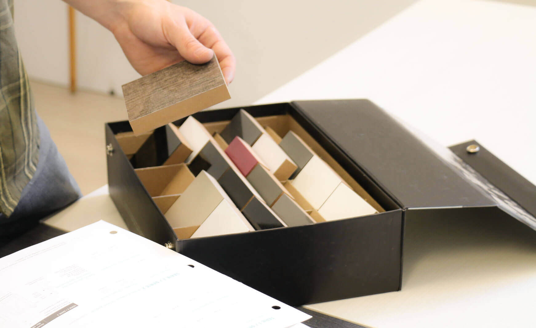 Plusieurs palettes de couleur pour style de portes coulissantes.