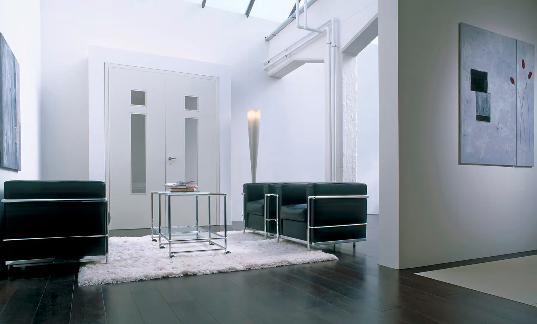 Une salle d'attente avec des portes équipées de charnière Tectus.
