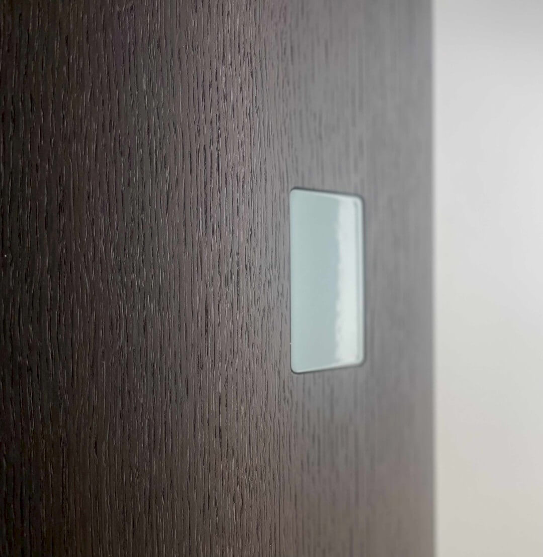 Vue rapprochée sur une poignée de porte No-Ha.