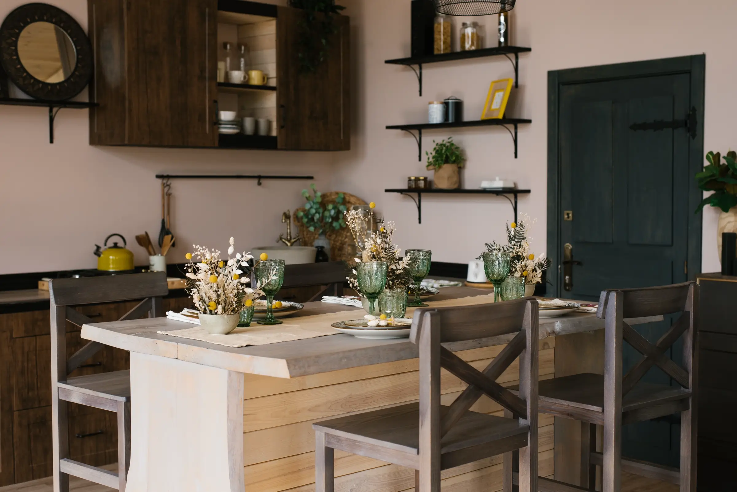 Cuisine avec un mélange de bois et de métal.